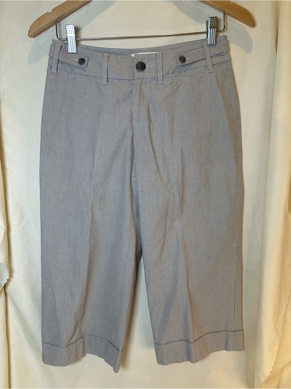 Banana Republic grey and white pinstripe women’s Capris size 0